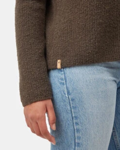 Tentree Highline Fuzzy V-Neck Sweater 11 Tentree Highline Fuzzy V-Neck Sweater -Tentree Store green v neck sweater TCW4677 2017 4